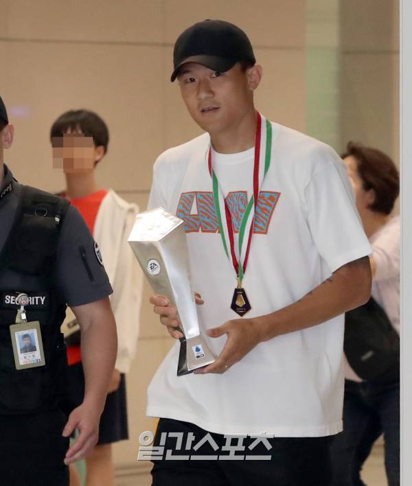 2023 KBO리그 두산 베어스와 kt 위즈의 경기가 4일 오후 수원 kt 위즈파크에서 열렸다. kt가 5-2로 승리했다. 경기종료후 이강철 감독과 선수들이 승리를 자축하고있다. 수원=정시종 기자 capa@edaily.co.kr /2023.06.04.