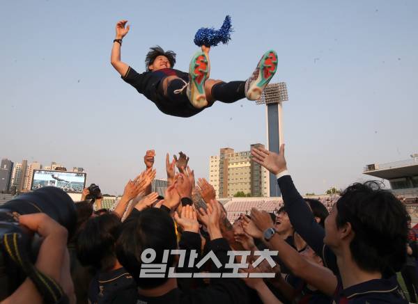 수원 FC 박주호가 6일 오후 수원종합운동장에서 열린 울산전을 마치고 은퇴 헹가래를 받고있다. . 수원=정시종 기자 capa@edaily.co.kr /2023.06.06.