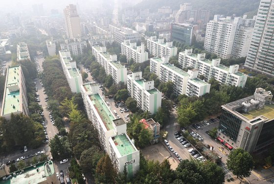 정부가 지난해 9월 재건축부담금을 대폭 낮추겠다고 발표하고 관련 입법을 추진했지만 국회에서 발목이 시행이 늦어지고 있다. 사진은 현행 기준으로 재건축부담금 예정액이 4억원이 넘는 서울 강남구 도곡동 도독개포한신. 연합뉴스