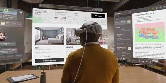 비전프로를 사용해 화면을 띄워 작업하는 모습. 애플 홈페이지