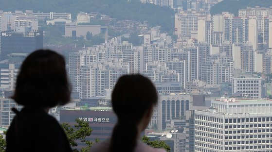 서울 중구 남산 전망대를 찾은 시민들이 도심 속 아파트 단지를 바라보고 있다. 뉴스1