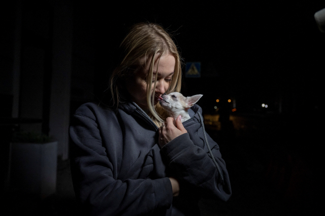 ▲ 러시아가  5일 우크라이나 중부 하르키우에서 우크라이나를 공격한 가운데 한 현지 여성이 러시아 미사일 공격 현장에서 개를 안고 있다. 로이터/연합뉴스