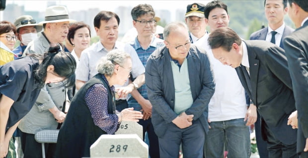 윤석열 대통령이 6일 동작동 국립서울현충원에서 열린 제68회 현충일 추념식을 마친 뒤 베트남전 전사자 묘역을 찾았다. 윤 대통령이 박민식 국가보훈부 장관의 부친인 박순유 육군 중령의 묘소에서 박 장관 모친 등 가족에게 위로 인사를 하고 있다.  김범준 기자