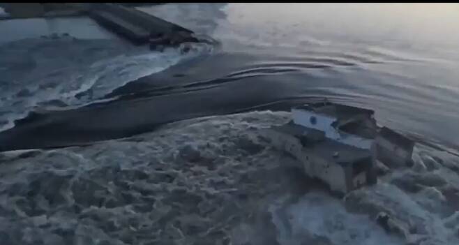 러시아가 점령 중인 우크라이나 남부 헤르손주 노바 카호우카시의 카호우카댐 일부가 폭파된 모습. SNS캡처