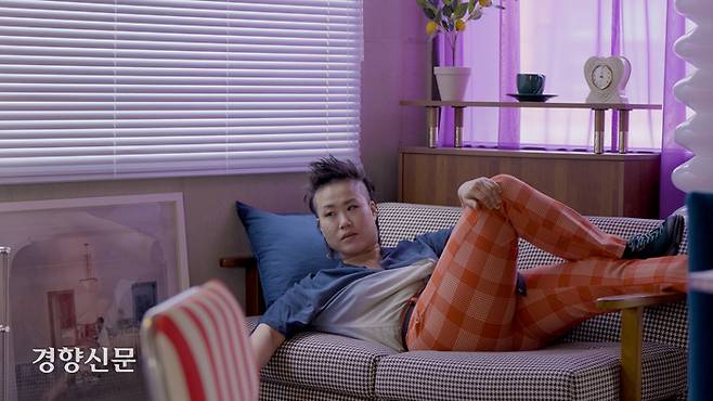 퀴어 아티스트 이반지하가 지난달 22일 서울 마포구의 한 스튜디오에서 경향신문과 인터뷰하고 있다. 이반지하는 퀴어를 뜻하는 한국말 ‘이반’과 작가의 생활공간이자 작업공간을 상징하는 ‘반지하’를 결합한 이름이다. 백준서·양다영 PD