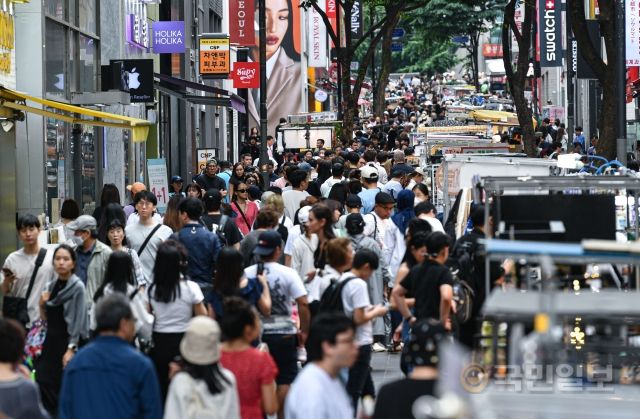 6일 서울 중구 명동거리가 쇼핑객들로 붐비고 있다.