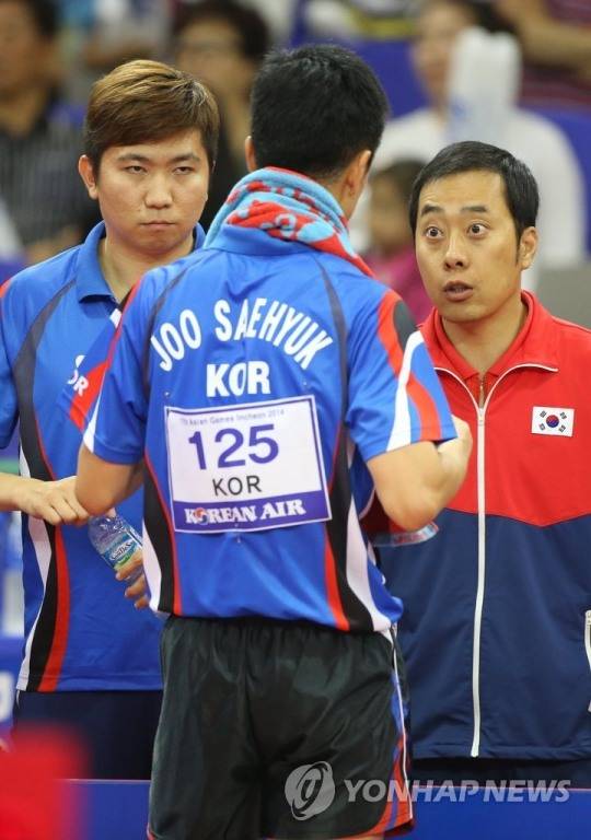 한국남자탁구 단식의 두 영웅 유남규(오른쪽)와 유승민. 2014 인천 아시안게임 남자 탁구 대표팀 코칭스태프로 활약하던 모습. [연합뉴스 자료사진]