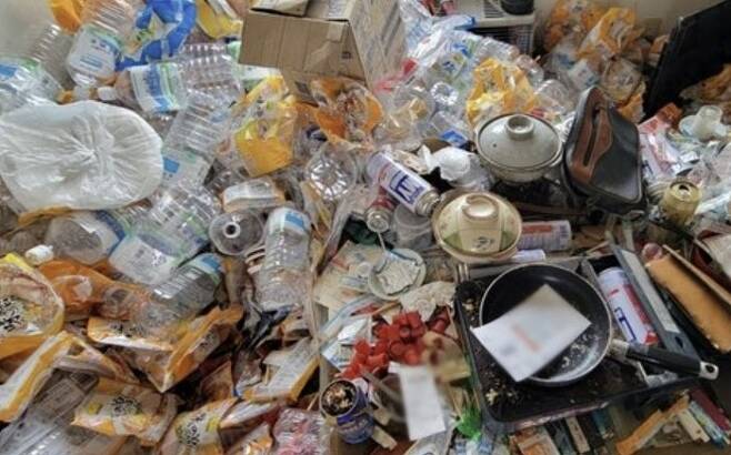 일본의 한 ‘쓰레기 집’ 내부 모습 [사진 = 트위터 갈무리]