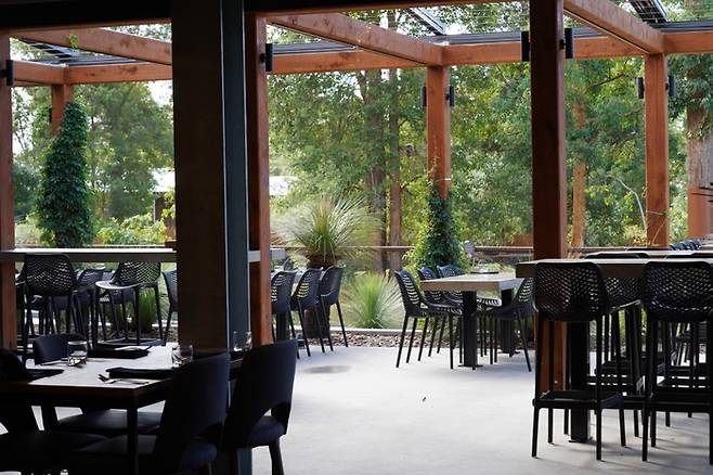 동물을 보며 조식을 즐길 수 있는 레스토랑.  /사진= 강예신 여행+ 기자