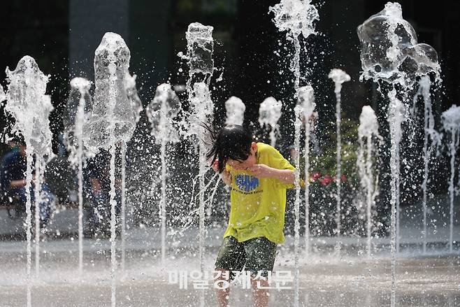 서울 종로구 광화문광장 분수대에서 물놀이를 하며 즐거운 시간을 보내고 있는 아이 모습 [박형기 기자]
