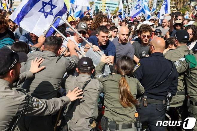 (텔아비브 AFP=뉴스1) 김성식 기자 = 1일(현지시간) 이스라엘 수도 텔아비브에서 베냐민 네타냐후 이스라엘 총리가 올해 초 내놓은 대법원 권한을 약화하는 내용의 사법개혁안에 반대하는 시위대가 경찰과 충돌하고 있다. 2023.03.01.   ⓒ AFP=뉴스1  Copyright (C) 뉴스1. All rights reserved. 무단 전재 및 재배포 금지.