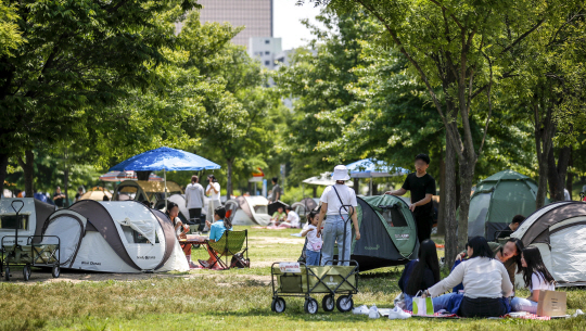 6일 오후 서울 영등포구 여의도한강공원을 찾은 시민들이 텐트를 치고 즐거운 시간을 보내고 있다.뉴시스