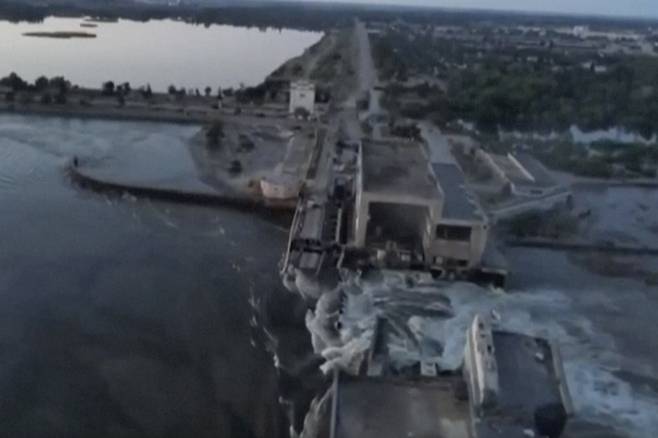 [키이우=AP/뉴시스]러시아가 지난해 2월 침공해 장악하고 있는 우크라이나 남부 헤르손주 노바 카호우카의 댐이 6일(현지시간) 폭파돼 주민 대피령이 내려졌다. 우크라이나 대통령실이 제공한 이미지.   *재판매 및 DB 금지