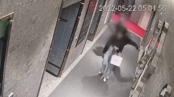 지난해 5월 부산 서면 오피스텔 공동 현관에서 귀가하던 20대 여성을 아무런 이유도 없이 무차별 폭행한 30대 남성의 모습이 담긴 폐쇄회로(CC)TV 영상. JTBC 방송화면 갈무리