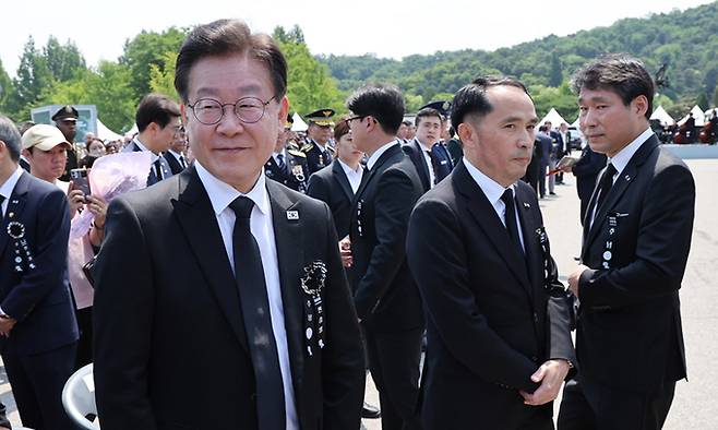 더불어민주당 이재명 대표(왼쪽)가 6일 서울 동작구 국립서울현충원에서 열린 제68회 현충일 추념식장에서 최원일 전 천안함장(가운데)으로부터 항의를 받은 뒤 돌아서고 있다. 연합뉴스