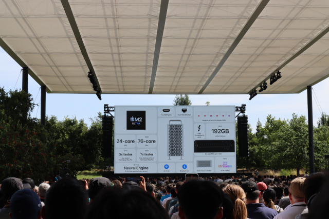 애플 연례개발자회의 WWDC 2023이 진행된 5일(현지 시간) 미국 캘리포니아 애플파크에서 새로 공개한 M2울트라 성능에 참가자들이 환호하고 있다. /실리콘밸리=정혜진 특파원