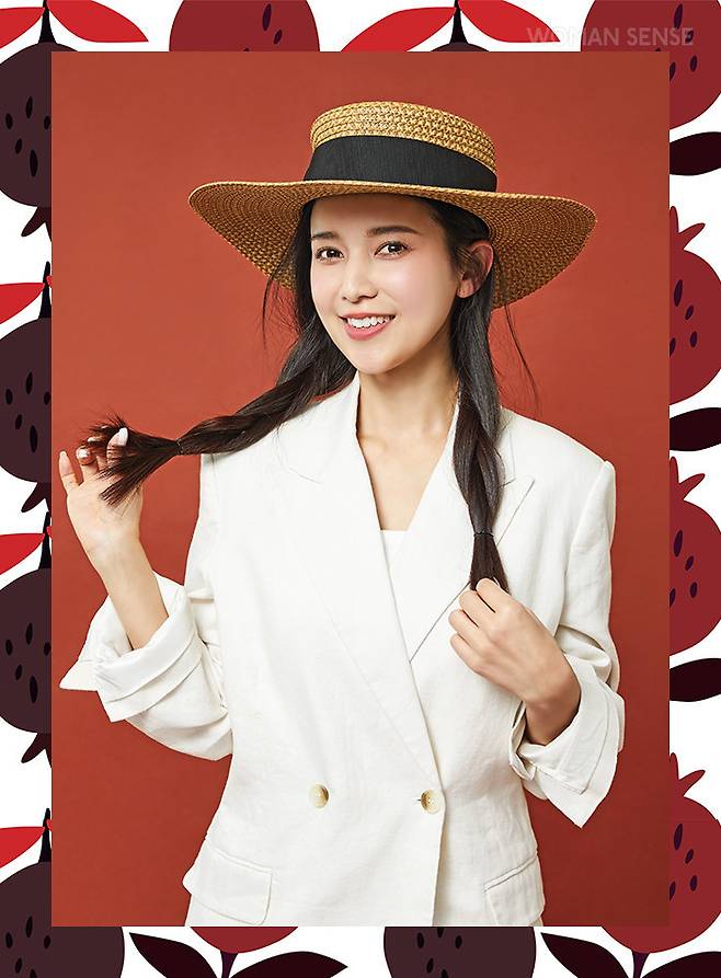 아이보리 이너 톱 11만원·아이보리 리넨 블레이저 21만5천원 모두 앤아더스토리즈, 펄 블랙 리본 장식 라피아 해트 49만원 에릭자비츠.