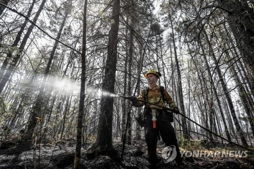 노바스코샤주 시드니 산불 현장에서 진화 작업을 펴는 소방관 [로이터=연합뉴스]