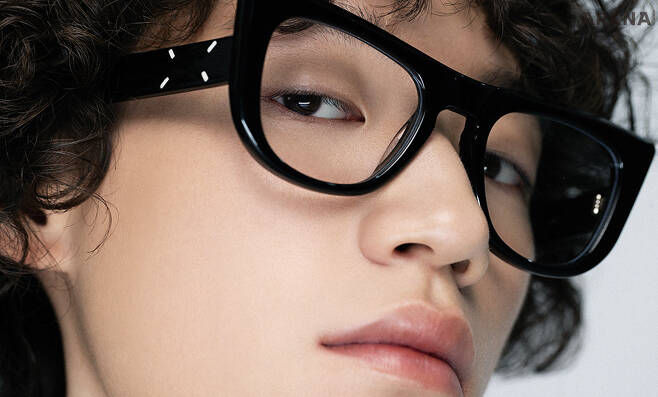 4개의 스티치가 돋보이는 검은색 캐츠아이 프레임 안경 36만8천원 젠틀몬스터×메종 마르지엘라 제품.