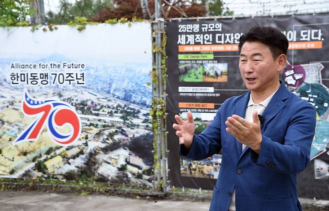 7일 의정부시 가능동에 소재한 캠프레드클라우드를 찾은 김동근 시장이 미군반환공여지 개발을 위해 정부의 지원이 필요한 점을 설명하고 있다.(사진=의정부시 제공)