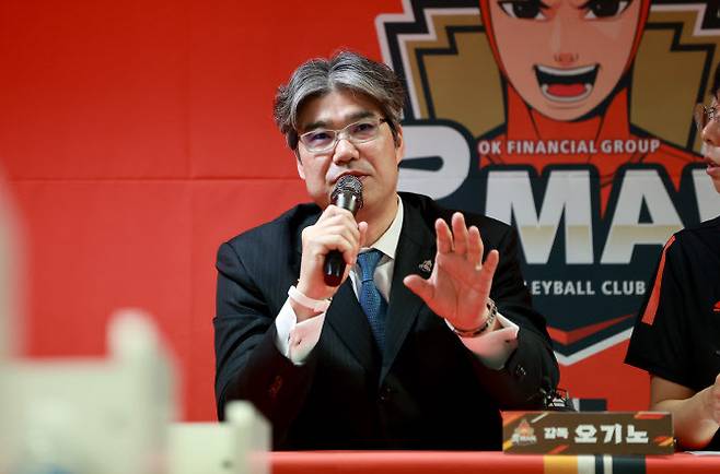 OK금융그룹 배구단 신임 감독으로 취임한 오기노 마사지 감독이 7일 서울 마포구 한국배구연맹에서 열린 취임 기자회견에서 취재진의 질문에 답하고 있다. 사진=OK금융그룹