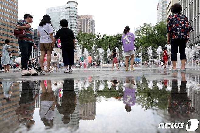 현충일이자 절기상 망종(芒種)인 6일 오후 서울 종로구 광화문광장을 찾은 시민들이 바닥분수에서 더위를 식히고 있다. 기상청은 이번주는 비교적 구름이 있으나 낮 최고기온이 30도를 기록하는 등 무더운 날씨가 이어질 것이라고 예보했다. 2023.6.6/뉴스1 ⓒ News1 장수영 기자