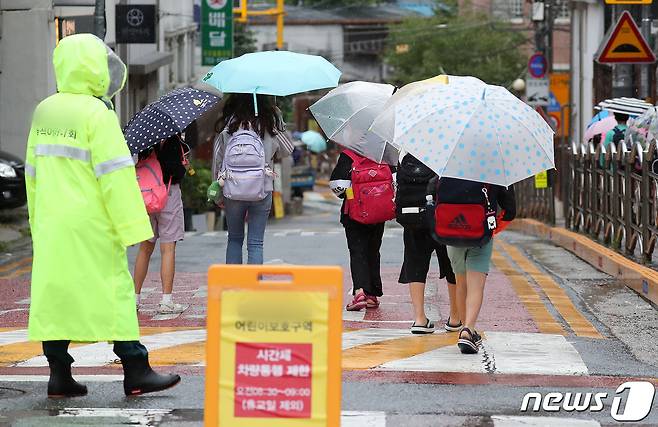 서울 시내 한 초등학교에서 학생들이 등교하고 있다. (사진은 기사 내용과 무관함) /뉴스1 ⓒ News1