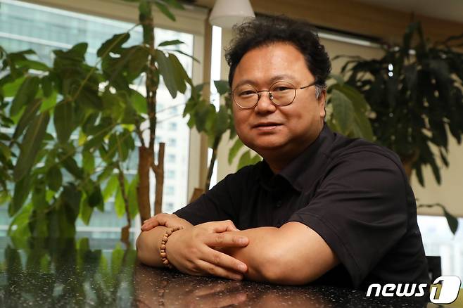 박민수 작가가 서울 영등포구 여의도 모처에서 뉴스1과 인터뷰 전 포즈를 취하고 있다. /뉴스1 ⓒ News1 황기선 기자