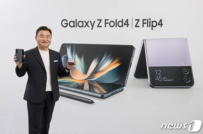 노태문 삼성전자 MX(모바일 경험)사업부장 사장이 차세대 폴더블 스마트폰 '갤럭시 Z 플립4(Galaxy Z Flip4)'와 '갤럭시 Z 폴드4(Galaxy Z Fold4)'를 소개하고 있다.(삼성전자 제공) 2022.8.10/뉴스1 ⓒ News1 민경석 기자