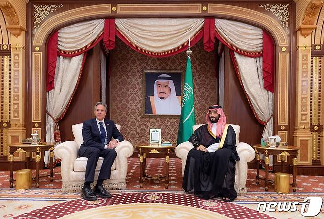 7일(현지시간) 사우디아라비아 제다에서 만난 토니 블링컨(왼쪽) 미국 국무부 장관과 무함마드 빈살만(왼쪽) 사우디 왕세자의 모습 2023.6.7 ⓒ 로이터=뉴스1 ⓒ News1 정윤미 기자