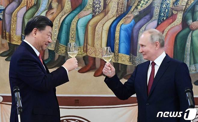 시진핑 중국 국가주석과 블라디미르 푸틴 러시아 대통령이 21일(현지시간) 모스크바의 크렘린궁에서 회담을 마친 뒤 리셉션서 건배를 하고 있다. ⓒ AFP=뉴스1 ⓒ News1 우동명 기자