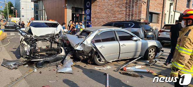 (순창=뉴스1) 이지선 기자 = 7일 오후 5시10분께 전북 순창군 순창읍의 한 도로에서 A씨(52)가 몰던 스포티지 승용차가 카페와 주차된 차 5대를 연달아 들이받았다.(전북소방본부 제공)2023.6.7/뉴스1