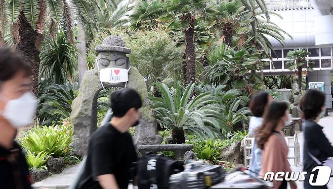제주국제공항 국내선 도착장이 제주에서 연휴를 보내려는 관광객들로 붐비고 있다. 2020.10.9/뉴스1 ⓒ News1 강승남 기자
