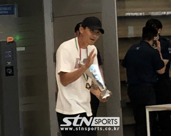 귀국 후 트로피와 함께 인사하는 김민재. 사진┃이형주 기자(인천국제공항)