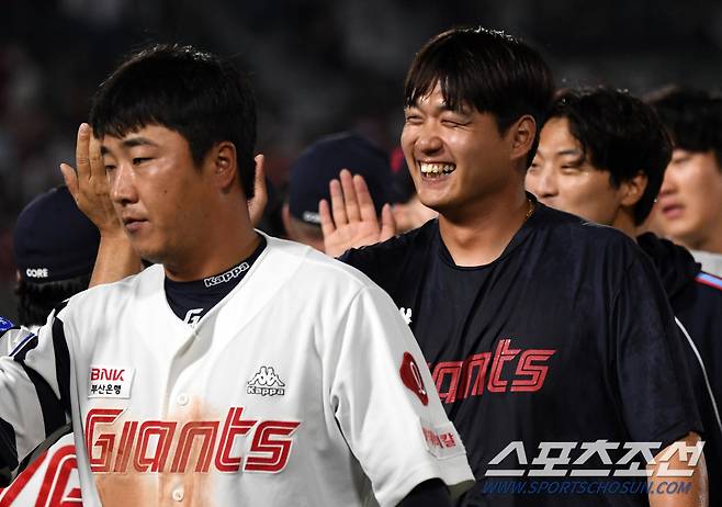 2023 KBO리그 롯데 자이언츠와 KIA 타이거즈의 경기가 3일 부산 사직구장에서 열렸다. 9회말 1사 만루 롯데 노진혁의 끝내기 안타로 승리한 롯데 나균안이 환호하고 있다. 부산=박재만 기자pjm@sportschosun.com/2023.06.03/