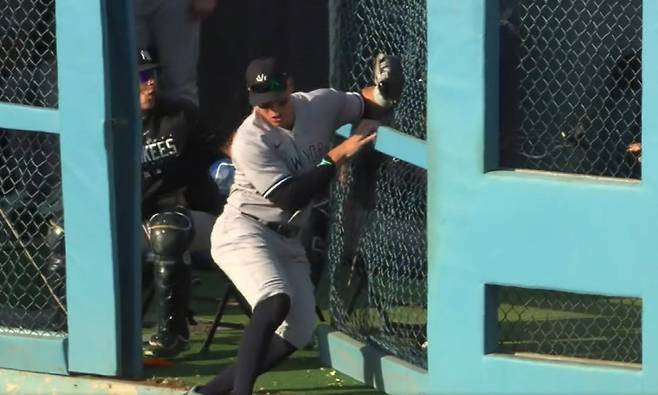 저지가 지난 4일(한국시각) LA 다저스전에서 8회말 JD 마르티네스의 플라이를 잡은 뒤 펜스망에 부딪히고 있다. 사진=MLB.TV 캡처