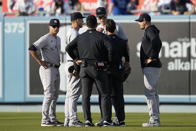지난 4일(한국시각) 다저스전에서 JD 마르티네스의 타구를 잡은 뒤 펜스에 부딪힌 애런 저지가 트레이너의 체크를 받고 있다 .AP연합뉴스
