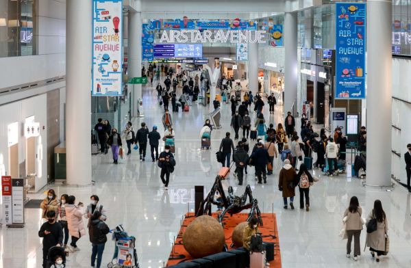 인천공항 하루 이용객이 코로나19 사태 이후 처음으로 12만 명을 넘은 것으로 집계된 22일 인천공항 제1여객터미널 면세구역을 찾은 여행객들로 붐비고 있다./영종도=강진형 기자aymsdream@