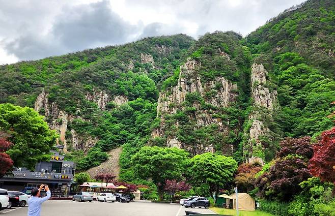 휴게소 앞마당에서 바라본 쌍곡구곡의 제2곡인 소금강. 사진=조용준 여행전문기자