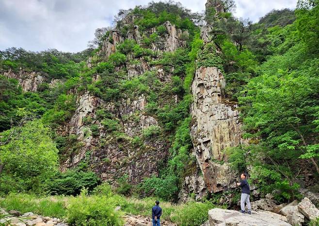쌍곡구곡 계곡에 내려서서 올라다보는 풍경은 압도적이다. 사진=조용준 여행전문기자