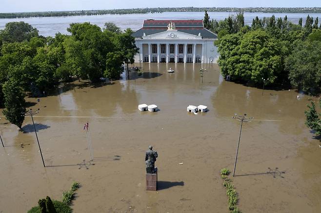 6일 우크라이나 남부 헤르손주 드니프로강의 카호우카 댐이 붕괴돼 인근 지역이 침수되고 있는 가운데 노바 카호우카 도심의 문화센터 건물이 물에 잠겨있다./TASS 연합뉴스