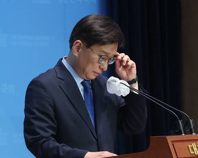 권칠승 더불어민주당 수석대변인이 7일 오전 서울 여의도 국회 소통관에서 브리핑을 열고 국회 장관 청문회 과정에서 천안함 사건은 북한의 소행이라는 입장을 밝힌 것에 대해 천안함 장병과 유족들에게 유감 표명을 하고 있다. /뉴스1