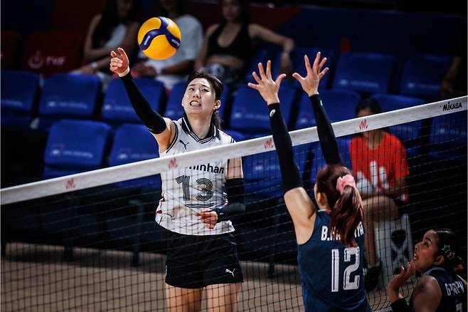 한국 여자배구 대표팀 주장 박정아(왼쪽)가 4일 튀르키예에서 열린 국제배구연맹(FIVB) 발리볼네이션스리그 1주 차 태국과의 
경기에서 공격을 시도하고 있다. 한국은 1주 차 4경기에서 모두 0-3으로 패했다. 사진 출처 FIVB 홈페이지