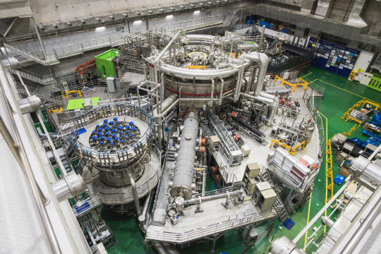 한국핵융합에너지연구원에 구축된 초전도핵융합연구장치(KSTAR) 전경. 



핵융합연 제공