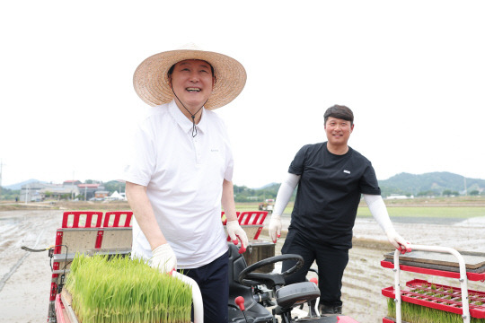 윤석열 대통령이 7일 충남 부여군 임천면의 '꿈에영농조합법인' 모내기 현장을 방문, 농민과 함께 이앙기에 올라 밝게 웃고 있다. 대통령실 제공