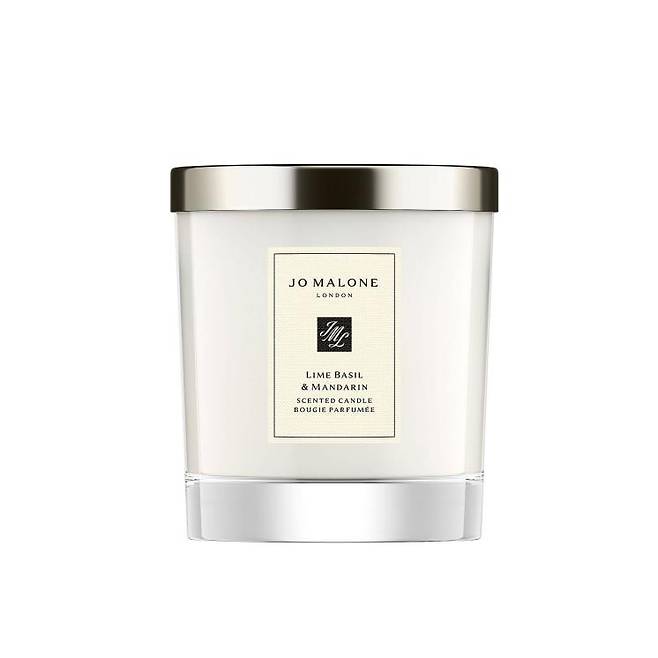 조말론 라임 바질 앤 만다린 홈 캔들 - 감귤에 바질과 앰버우드가 더해져 상쾌함과 따스함, 가벼움과 무게감을 동시에 느낄 수 있는 향. 200mL 10만 9천 원.