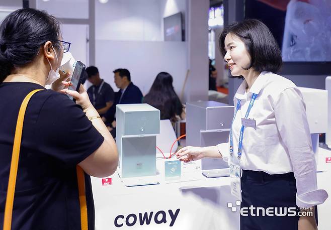 5일부터 7일까지 중국 상해에서 열린 ‘아쿠아텍 차이나(Aquatech China) 2023’ 코웨이 부스에서 회사 관계자가 방문객에게 제품을 설명하고 있다.