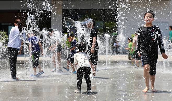 서울 한낮 기온이 26도까지 오른 6일 오후 서울 종로구 광화문광장 분수대에서 어린이들이 물놀이를 즐기고 있다.연합뉴스