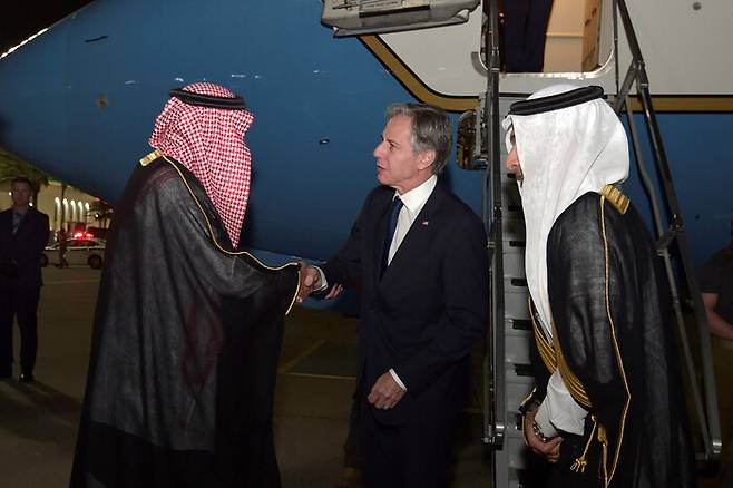 토니 블링컨 미국 국무장관이 6일 사우디아라비아 제다 공항에 도착해 영접을 받고 있다. 제다/로이터 연합뉴스
