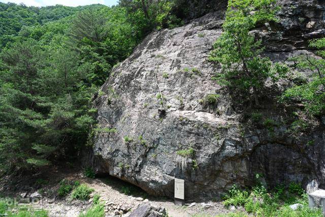 비수구미마을 어귀에 '비소고미금산동표(非所古未禁山東標)’가 새겨진 바위가 있다.